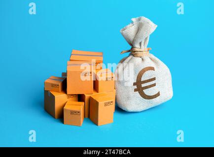 Boîtes de marchandises et sac d'argent euro. Devise mondiale. Bénéfice des ventes et de la production de biens, croissance économique. Accord commercial. Importer et exporter. Budget pur Banque D'Images