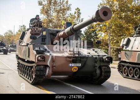 Thessalonique, Grèce. 28 octobre 2023. Artillerie de l'armée grecque M109S participe à un défilé militaire. Le défilé est organisé pour célébrer le refus de la Grèce de s'aligner sur l'Italie fasciste en 1940 et de combattre un adversaire beaucoup plus fort, une décision qui l'a entraîné dans la Seconde Guerre mondiale (Image de crédit : © Giannis Papanikos/ZUMA Press Wire) USAGE ÉDITORIAL SEULEMENT! Non destiné à UN USAGE commercial ! Banque D'Images