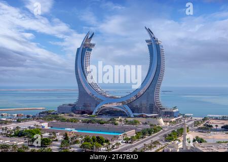 Les bâtiments de Katara ont vue sur le parc de la marina de Lusail. Crescent Tower Raffles Doha Banque D'Images