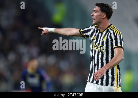 Torino, Italie. 28 octobre 2023. Dusan Vlahovic de la Juventus FC gestes lors du match de football Serie A entre Juventus FC et Hellas Verona FC au stade Allianz le 28 octobre 2023 à Turin, Italie . Crédit : Marco Canoniero/Alamy Live News Banque D'Images