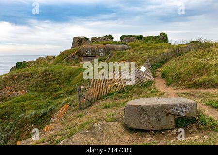 Bunker blockhaus ruines à Pointe de la Varde, près de Saint-Malo, Bretagne, France Banque D'Images