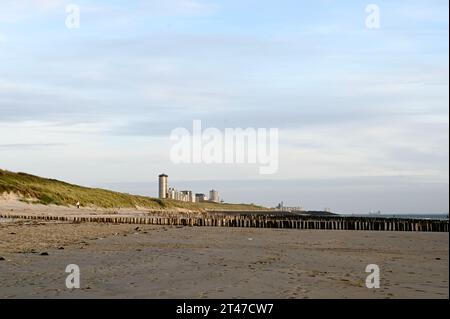 Vue sur le boulevard et la plage de Vlissingen sur Walcheren en Zélande en fin d'après-midi Banque D'Images