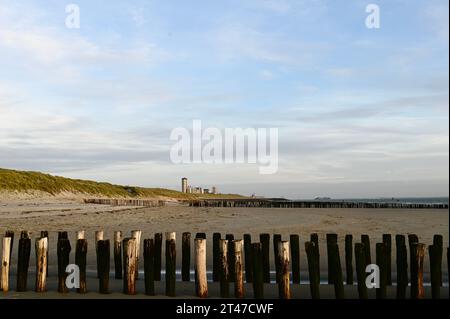 Vue sur le boulevard et la plage de Vlissingen sur Walcheren en Zélande en fin d'après-midi Banque D'Images