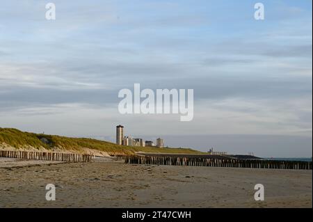 Vue sur le boulevard et la plage de Vlissingen sur Walcheren en Zélande en fin d'après-midi Banque D'Images