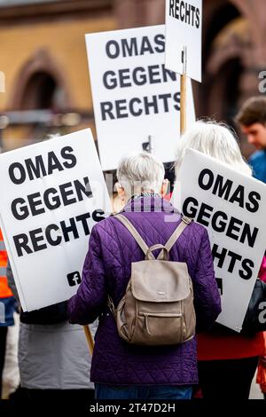 GEGENDEMONSTRATION ZUR DÉMONSTRATION AFD À ERFURT AM 28. OKTOBER 2023 28/10/2023 - Erfurt : eine Demonstrantin von Omas gegen Rechts mit Schildern. Die Thüringer AfD alternative für Deutschland rief zur Demonstration unter dem motto ãDer Osten steht zusammen' am 28. Oktober 2023 à Erfurt auf. Dazu GAB es eine Gegendemonstration unter dem motto Solidarisch gegen rechte Hetze'./                       *** GEGENDEMONSTRATION ZUR MANIFESTATION de l'AFD À ERFURT AM 28 OKTOBER 2023 28 10 2023 Erfurt Un manifestant des grannies contre la droite avec des signes l'alternative AfD de Thuringe pour l'Allemagne appelé FO Banque D'Images