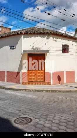 Vue sur la rue d'une façade de bâtiment ancien à Otavalo, Équateur. Banque D'Images