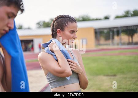 femme essuyant sa sueur après un dur entraînement Banque D'Images