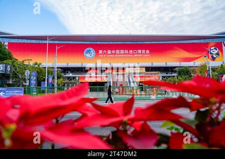 SHANGHAI, CHINE - 29 OCTOBRE 2023 - vue générale du Centre national de congrès et d'exposition de Shanghai, hôte de la 6e édition de la Chine Banque D'Images