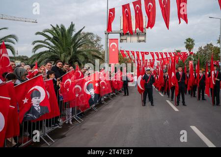 Fatih, Istanbul, Turquie. 29 octobre 2023. Le 100e anniversaire de la République de Turquie est célébré avec un défilé officiel dans le quartier Fatih d'Istanbul. Le jour de la République est un jour férié célébré en Turquie chaque année le 29 octobre, en mémoire de la Grande Assemblée nationale turque déclarant l'administration de la République le 29 octobre 1923. Le fondateur de la République de Turquie est Mustafa Kemal Ataturk. (Image de crédit : © Tolga Uluturk/ZUMA Press Wire) USAGE ÉDITORIAL SEULEMENT! Non destiné à UN USAGE commercial ! Banque D'Images