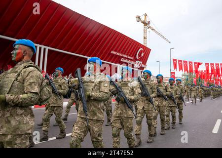 Fatih, Istanbul, Turquie. 29 octobre 2023. Le 100e anniversaire de la République de Turquie est célébré avec un défilé officiel dans le quartier Fatih d'Istanbul. Le jour de la République est un jour férié célébré en Turquie chaque année le 29 octobre, en mémoire de la Grande Assemblée nationale turque déclarant l'administration de la République le 29 octobre 1923. Le fondateur de la République de Turquie est Mustafa Kemal Ataturk. (Image de crédit : © Tolga Uluturk/ZUMA Press Wire) USAGE ÉDITORIAL SEULEMENT! Non destiné à UN USAGE commercial ! Banque D'Images