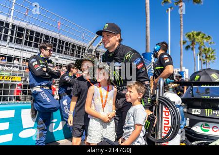 Gold Coast, Australie. 29 octobre 2023. Cam Waters de Tickford Racing pose pour une photo avec certains des enfants invités VIP sur la grille au Boost Mobile Gold Goast 500. Crédit : James Forrester/Alamy Live News Banque D'Images