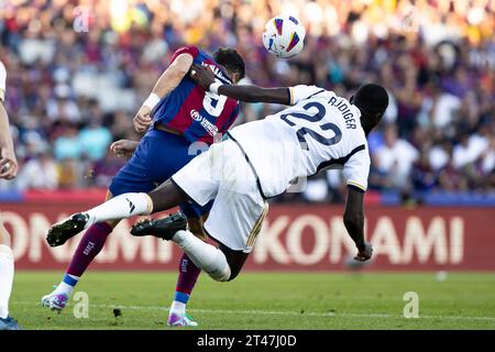 Barcelone, Espagne. 28 octobre 2023. BARCELONE, ESPAGNE - 28 OCTOBRE : .Robert Lewandowski du FC Barcelone en action avec Antonio Rudiger du Real Madrid lors du match de la Liga EA Sports entre le FC Barcelone et le Real Madrid au Estadi Olimpic Lluis Companys le 28 octobre 2023 à Barcelone, Espagne (crédit image : © Gerard Franco/DAX via ZUMA Press Wire) À USAGE ÉDITORIAL UNIQUEMENT ! Non destiné à UN USAGE commercial ! Banque D'Images