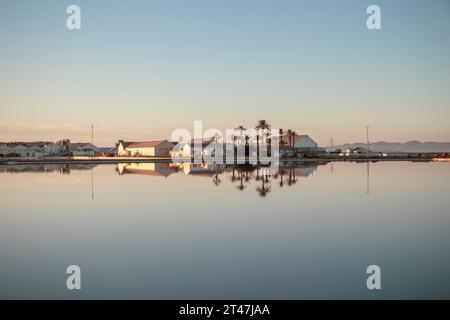 Réflexion dans l'eau calme du complexe salin du Parc régional Salinas de San Pedro del Pinatar, région de Murcie, Espagne Banque D'Images