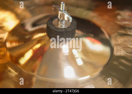 Gros plan d'une cymbales sur un ensemble de batterie. Banque D'Images