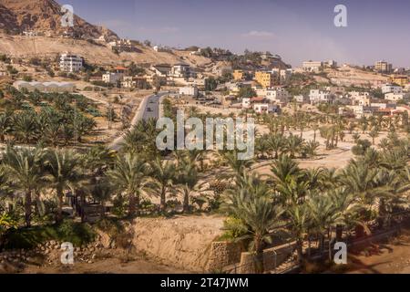 La vue panoramique sur la route, les palmiers et les maisons à Jéricho, la ville de Jéricho en Cisjordanie, l'autonomie palestinienne (Palestine). Banque D'Images