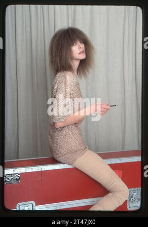 Un portrait en couleur posé en 1983 de Carla Bley, une avant-garde jazz, compositrice, pianiste et partisane du free jazz. Dans son studio à Manhattan Banque D'Images