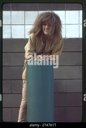 Un portrait en couleur posé en 1983 de Carla Bley, une avant-garde jazz, compositrice, pianiste et partisane du free jazz. En plein air sur le côté ouest de Lower Manhattan. Banque D'Images