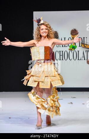 Paris, France. 29 octobre 2023. Gennifer Demey habillé par Stéphane Glacier & ldesigner Marine Clesse marche sur la piste lors de la 28e édition du salon du chocolat 2023 - Chocolate Fair pour bénéficier de Mécénat chirurgie cardiaque au Parc des Expositions de la porte de Versailles le 27 octobre 2023 à Paris, France. Photo de Shootpix/ABACAPRESS.COM crédit : Abaca Press/Alamy Live News Banque D'Images