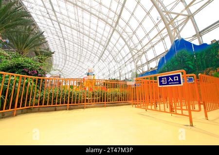 Grande voûte en acier et rail jaune, gros plan de photos Banque D'Images