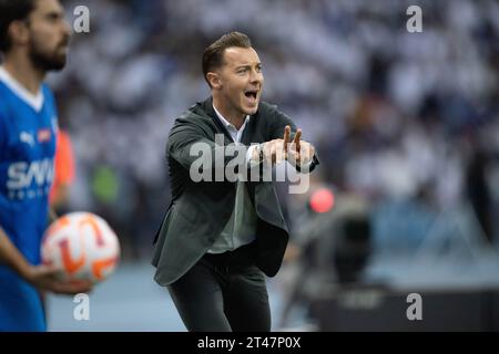 Matthias Jaissle, entraîneur-chef d'Al-Hilal SFC, donne des instructions à ses joueurs lors du jour de match 11 de la SAFF Roshn Saudi Pro League 2023-24 entre Al-Hilal SFC et Al-Ahli SFC au King Fahd International Stadium le 27 octobre 2023 à Riyad, Arabie Saoudite. Photo de Victor Fraile / Power Sport Images Banque D'Images