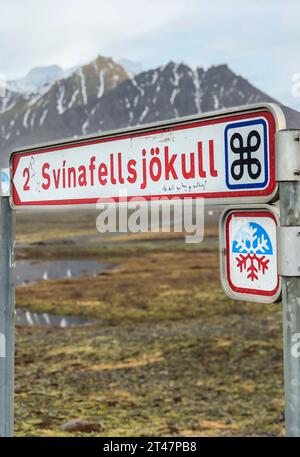 Panneau routier Svinafellsjokull vers le champ de glace en Islande Banque D'Images