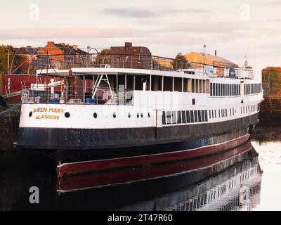 Le bateau à vapeur Waverley paddle amarré sur la rivière Clyde par le Centre des sciences Banque D'Images