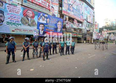 Bangladesh nach den Ausschreitungen mit Todesfällen l'unité CID du Département des enquêtes criminelles du Bangladesh se rassemble le long d'une rue alors qu'elle inspecte un site de protestation après que les militants du parti nationaliste bangladais BNP ont organisé un rassemblement dans le cadre de la grève nationale en cours à Dhaka le 29 octobre 2023. Plus de 100 000 partisans de deux grands partis d'opposition bangladais se sont rassemblés le 28 octobre pour exiger que le Premier ministre Sheikh Hasina démissionne pour permettre un vote libre et équitable sous un gouvernement neutre. Le BNP et le Jamaat-e-Islami ont tous deux appelé à une grève nationale le 29 octobre pour protester contre les violences. Au moins Banque D'Images