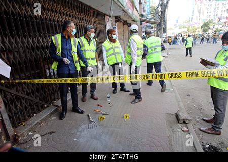 Bangladesh nach den Ausschreitungen mit Todesfällen l'unité CID du Département des enquêtes criminelles du Bangladesh se rassemble le long d'une rue alors qu'elle inspecte un site de protestation après que les militants du parti nationaliste bangladais BNP ont organisé un rassemblement dans le cadre de la grève nationale en cours à Dhaka le 29 octobre 2023. Plus de 100 000 partisans de deux grands partis d'opposition bangladais se sont rassemblés le 28 octobre pour exiger que le Premier ministre Sheikh Hasina démissionne pour permettre un vote libre et équitable sous un gouvernement neutre. Le BNP et le Jamaat-e-Islami ont tous deux appelé à une grève nationale le 29 octobre pour protester contre les violences. Au moins Banque D'Images