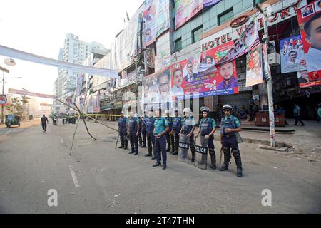 Bangladesh nach den Ausschreitungen mit Todesfällen l'unité CID du Département des enquêtes criminelles du Bangladesh se rassemble le long d'une rue alors qu'elle inspecte un site de protestation après que les militants du parti nationaliste bangladais BNP ont organisé un rassemblement dans le cadre de la grève nationale en cours à Dhaka le 29 octobre 2023. Plus de 100 000 partisans de deux grands partis d'opposition bangladais se sont rassemblés le 28 octobre pour exiger que le Premier ministre Sheikh Hasina démissionne pour permettre un vote libre et équitable sous un gouvernement neutre. Le BNP et le Jamaat-e-Islami ont tous deux appelé à une grève nationale le 29 octobre pour protester contre les violences. Au moins Banque D'Images