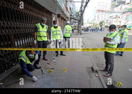 Bangladesh nach den Ausschreitungen mit Todesfällen l'unité CID du Département des enquêtes criminelles du Bangladesh se rassemble le long d'une rue alors qu'elle inspecte un site de protestation après que les militants du parti nationaliste bangladais BNP ont organisé un rassemblement dans le cadre de la grève nationale en cours à Dhaka le 29 octobre 2023. Plus de 100 000 partisans de deux grands partis d'opposition bangladais se sont rassemblés le 28 octobre pour exiger que le Premier ministre Sheikh Hasina démissionne pour permettre un vote libre et équitable sous un gouvernement neutre. Le BNP et le Jamaat-e-Islami ont tous deux appelé à une grève nationale le 29 octobre pour protester contre les violences. Au moins Banque D'Images