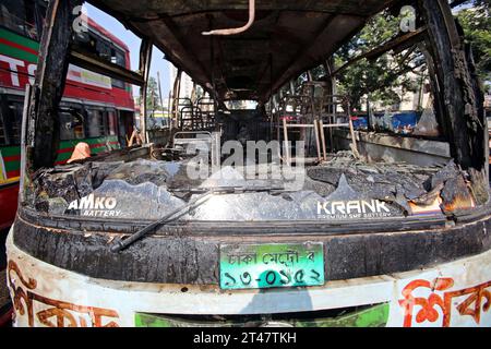 Bangladesh nach den Ausschreitungen mit Todesfällen des mécréants non identifiés ont incendié un bus public lors d'une grève nationale de l'aube au crépuscule appelée par le Parti nationaliste du Bangladesh BNP, pour protester contre les attaques présumées de la police lors de leur rassemblement du samedi à Dhaka, au Bangladesh, le 29 octobre 2023. Au moins une personne est morte dans les violentes émeutes. Dhaka District Bangladesh Copyright : xHabiburxRahmanx crédit : Imago/Alamy Live News Banque D'Images