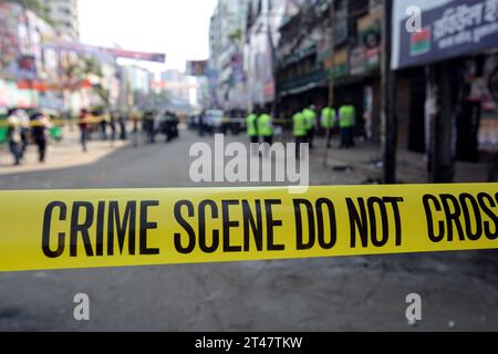 Bangladesh nach den Ausschreitungen mit Todesfällen l'unité CID du Département des enquêtes criminelles du Bangladesh se rassemble le long d'une rue alors qu'elle inspecte un site de protestation après que les militants du parti nationaliste bangladais BNP ont organisé un rassemblement dans le cadre de la grève nationale en cours à Dhaka le 29 octobre 2023. Plus de 100 000 partisans de deux grands partis d'opposition bangladais se sont rassemblés le 28 octobre pour exiger que le Premier ministre Sheikh Hasina démissionne pour permettre un vote libre et équitable sous un gouvernement neutre. Le BNP et le Jamaat-e-Islami ont tous deux appelé à une grève nationale le 29 octobre pour protester contre les violences. Au moins Banque D'Images