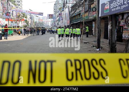 Bangladesh nach den Ausschreitungen mit Todesfällen l'unité CID du Département des enquêtes criminelles du Bangladesh se rassemble le long d'une rue alors qu'elle inspecte un site de protestation après que les militants du parti nationaliste bangladais BNP ont organisé un rassemblement dans le cadre de la grève nationale en cours à Dhaka le 29 octobre 2023. Plus de 100 000 partisans de deux grands partis d'opposition bangladais se sont rassemblés le 28 octobre pour exiger que le Premier ministre Sheikh Hasina démissionne pour permettre un vote libre et équitable sous un gouvernement neutre. Le BNP et le Jamaat-e-Islami ont tous deux appelé à une grève nationale le 29 octobre pour protester contre les violences. Au moins Banque D'Images