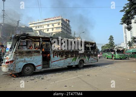 Bangladesh nach den Ausschreitungen mit Todesfällen des mécréants non identifiés ont incendié un bus public lors d'une grève nationale de l'aube au crépuscule appelée par le Parti nationaliste du Bangladesh BNP, pour protester contre les attaques présumées de la police lors de leur rassemblement du samedi à Dhaka, au Bangladesh, le 29 octobre 2023. Au moins une personne est morte dans les violentes émeutes. Dhaka District Bangladesh Copyright : xHabiburxRahmanx crédit : Imago/Alamy Live News Banque D'Images