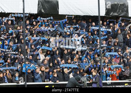 Bruges, Belgique. 29 octobre 2023. Les supporters du Club photographiés avant un match de football entre le Club Brugge et le Royal Antwerp FC, dimanche 29 octobre 2023 à Brugge, le jour 12 de la saison 2023-2024 de la Jupiler Pro League, première division du championnat belge. BELGA PHOTO KURT DESPLENTER crédit : Belga News Agency/Alamy Live News Banque D'Images