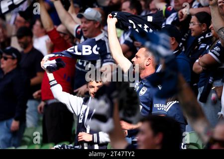 Melbourne, Australie, 29 octobre 2023. Les fans de Melbourne Victory se réjouissent lors de la 2e manche du match de football masculin Isuzu Ute A-League entre Melbourne Victory et Newcastle Jets au AAMI Park le 29 octobre 2023 à Melbourne, en Australie. Crédit : Dave Hewison/Speed Media/Alamy Live News Banque D'Images