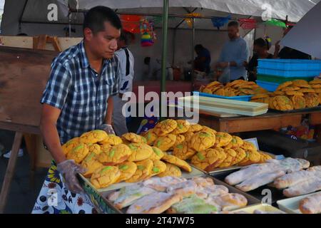 Non exclusive : ctober 27, 2023 à Nezahualcóyotl, État de Mexico, Mexique : les vendeurs offrent les différentes variétés de pain des morts, artisanal, avec Banque D'Images