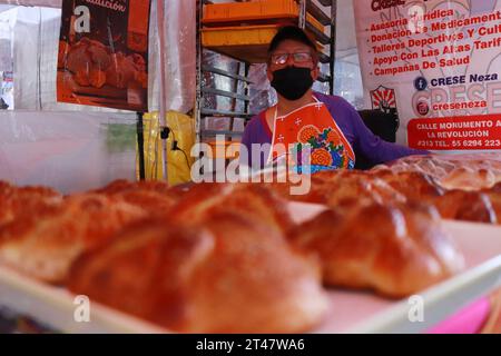 Non exclusive : ctober 27, 2023 à Nezahualcóyotl, État de Mexico, Mexique : les vendeurs offrent les différentes variétés de pain des morts, artisanal, avec Banque D'Images