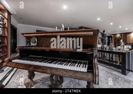 Beau piano à queue en bois verni dans un salon Banque D'Images