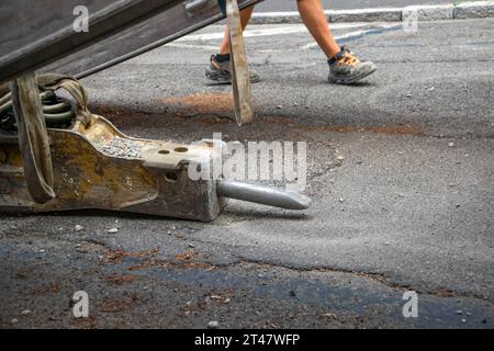 Marteau perforateur pour travaux de construction comme forage avec fond de pieds d'opérateur Banque D'Images