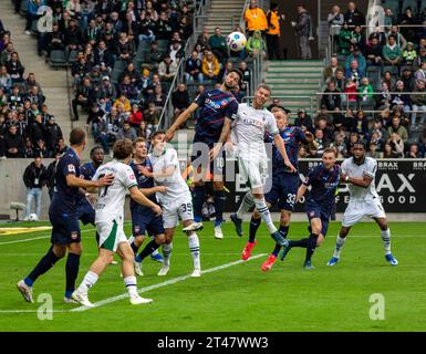 Sports, football, Bundesliga, 2023/2024, Borussia Moenchengladbach vs 1. FC Heidenheim 2-1, Stade Borussia Park, scène du match, f.l.t.r. Jonas Foehrenbach (Heidenheim), Omar Haktab Traore (Heidenheim), Rocco Reitz (MG), Tim Siersleben (Heidenheim), Maximilian Woeber (MG), Tim Kleindienst (Heidenheim), Nico Elvedi (MG), Lennard Maloney (Heidenheim), Patrick Mainka (Heidenheim), Theoson Jordan Siebatcheu (MG), LES RÈGLEMENTS DFL INTERDISENT TOUTE UTILISATION DE PHOTOGRAPHIES COMME SÉQUENCES D'IMAGES ET/OU QUASI-VIDÉO Banque D'Images