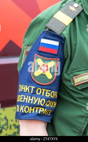 Samara, Russie - 24 juin 2023 : chevron de manche d'un employé d'un point de sélection mobile pour le service militaire sous contrat Banque D'Images