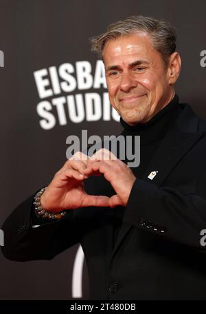Munich, Allemagne. 28 octobre 2023. Sven Martinek, acteur, se tient sur le tapis rouge. Crédit : Karl-Josef Hildenbrand/dpa/Alamy Live News Banque D'Images