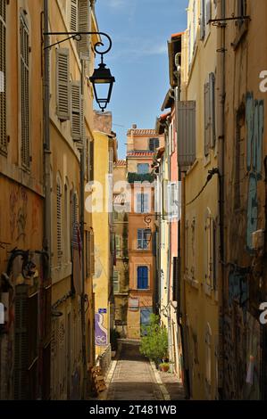 Ruelle étroite dans la rue prte Baussenque. Quartier du Panier, Marseille, Provence, France Banque D'Images