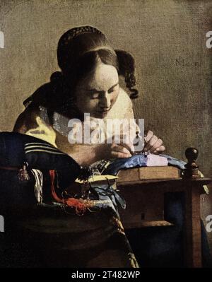 La légende de 1916 se lit comme suit : « Vermeer de Delft 1632-1675 Dutch School The Lace Maker la Dentelliere in Louvre J v Meer – les trois premières lettres sont entrelacées. Peint à l'huile sur toile. 9,5 sur la place Johannes Vermeer était un peintre néerlandais de la période baroque qui s'est spécialisé dans les scènes intérieures de la vie de la classe moyenne. Il est considéré comme l'un des plus grands peintres de l'âge d'or néerlandais avec Rembrandt Banque D'Images