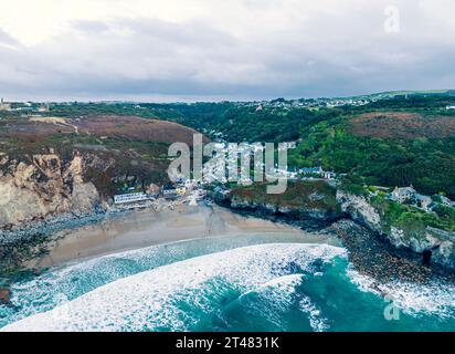 Falaises au-dessus de St Agnès depuis un drone, Cornouailles, Angleterre, Europe Banque D'Images