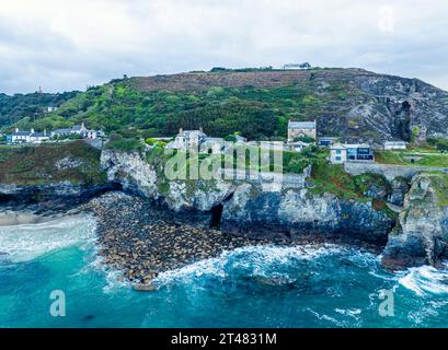 Falaises au-dessus de St Agnès depuis un drone, Cornouailles, Angleterre, Europe Banque D'Images