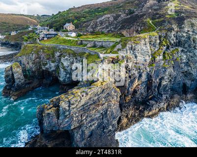 Falaises au-dessus de St Agnès depuis un drone, Cornouailles, Angleterre, Europe Banque D'Images