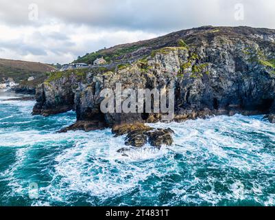 Falaises au-dessus de St Agnès depuis un drone, Cornouailles, Angleterre, Europe Banque D'Images