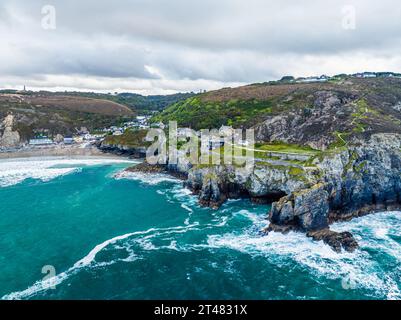 Falaises au-dessus de St Agnès depuis un drone, Cornouailles, Angleterre, Europe Banque D'Images